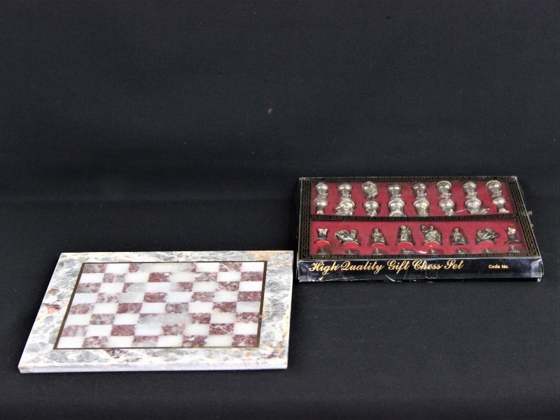 Marmeren schaakbord met metalen schaakstukken in Grieks-Romeinse stijl